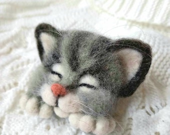 Felted brooch Cat pin Needle felted animal pin Felt brooch Needle felt animal brooch Felt pin Animal jewelry Felt cat brooch