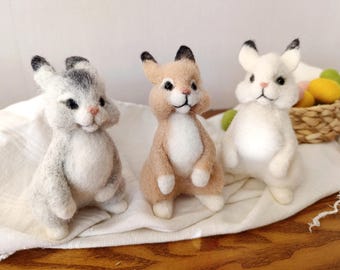 Nadelgefilzter Hase: Handgemachte Skulptur aus Wollfilz