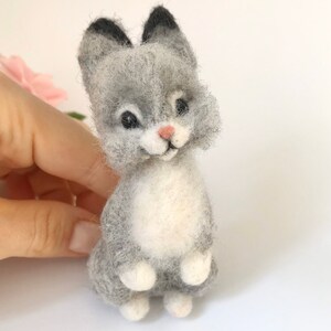 Gefilzte Tiere, nadelgefilzter Hase, Filzkaninchen, nadelgefilzte Tierminiatur, nadelgefilzter Hase, wollgefilzte Skulptur, Geschenk für Mädchen Silber