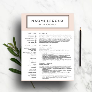 Pode incluir: Um modelo de curr&iacute;culo com fundo p&ecirc;ssego e texto preto. O curr&iacute;culo &eacute; para Naomi Leroux, gerente de vendas. O curr&iacute;culo inclui informa&ccedil;&otilde;es de contato, educa&ccedil;&atilde;o, habilidades e experi&ecirc;ncia.