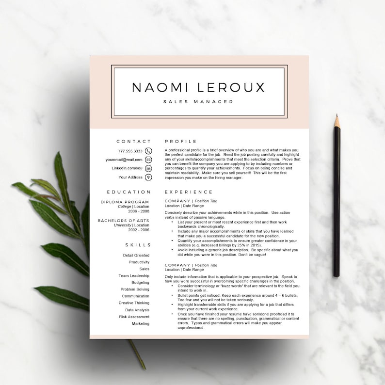 Pode incluir: Um modelo de curr&iacute;culo com fundo p&ecirc;ssego e texto preto. O curr&iacute;culo &eacute; para Naomi Leroux, gerente de vendas. O curr&iacute;culo inclui informa&ccedil;&otilde;es de contato, educa&ccedil;&atilde;o, habilidades e experi&ecirc;ncia.