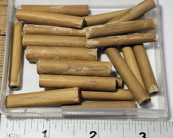 Cuentas de madera recuperada, grandes y pequeñas. Lote de cuentas de madera reciclada de diversas formas y tamaños, reutilizadas a partir de joyas y artículos de segunda mano.