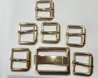 Lote de pequeñas hebillas de metal recuperado, varios colores y tamaños, accesorios para bolsos y juegos de herrajes para manualidades ecológicas y sostenibles.