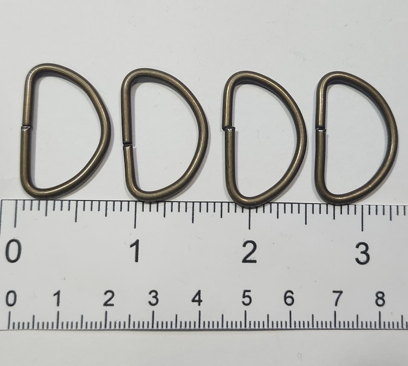 Anillas en D de metal recicladas de bolsos y prendas de segunda mano y desechadas, herrajes para bolsos recuperados Thin Brassy