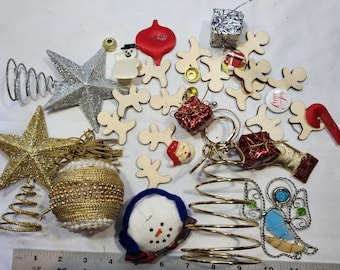 Lotes variados de baratijas navideñas o religiosas, colgantes, perlas, gemas, pequeños objetos, artículos de Navidad, Halloween y mucho más para reciclar y reutilizar.