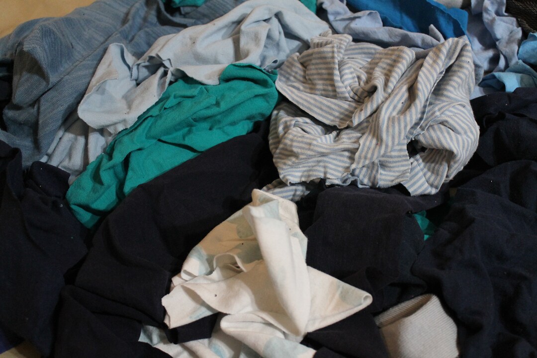 1 Pound Salvaged T-shirt Fabric Scrap Grab Bag, 100% Cotton, Reclaimed From Secondhand Clothes, Natural Fiber Jersey Knit, Mystery Box