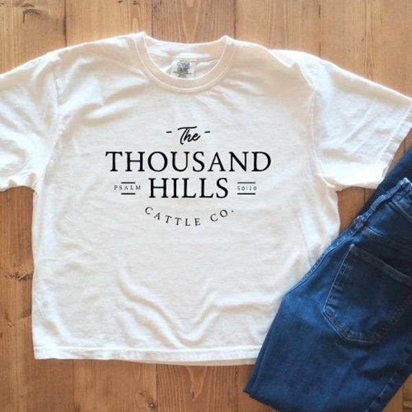 Thousand Hills Cattle Co. Kurzarm-T-Shirt, Psalm 50: 10, Unisex-Passform, kastenförmig und kürzer, Damen, Komfortfarben, Elfenbein, Einfach