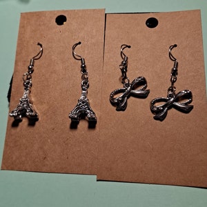 2 pairs of silver-tone fashion earrings - Eiffel tower and bow with rhinestones