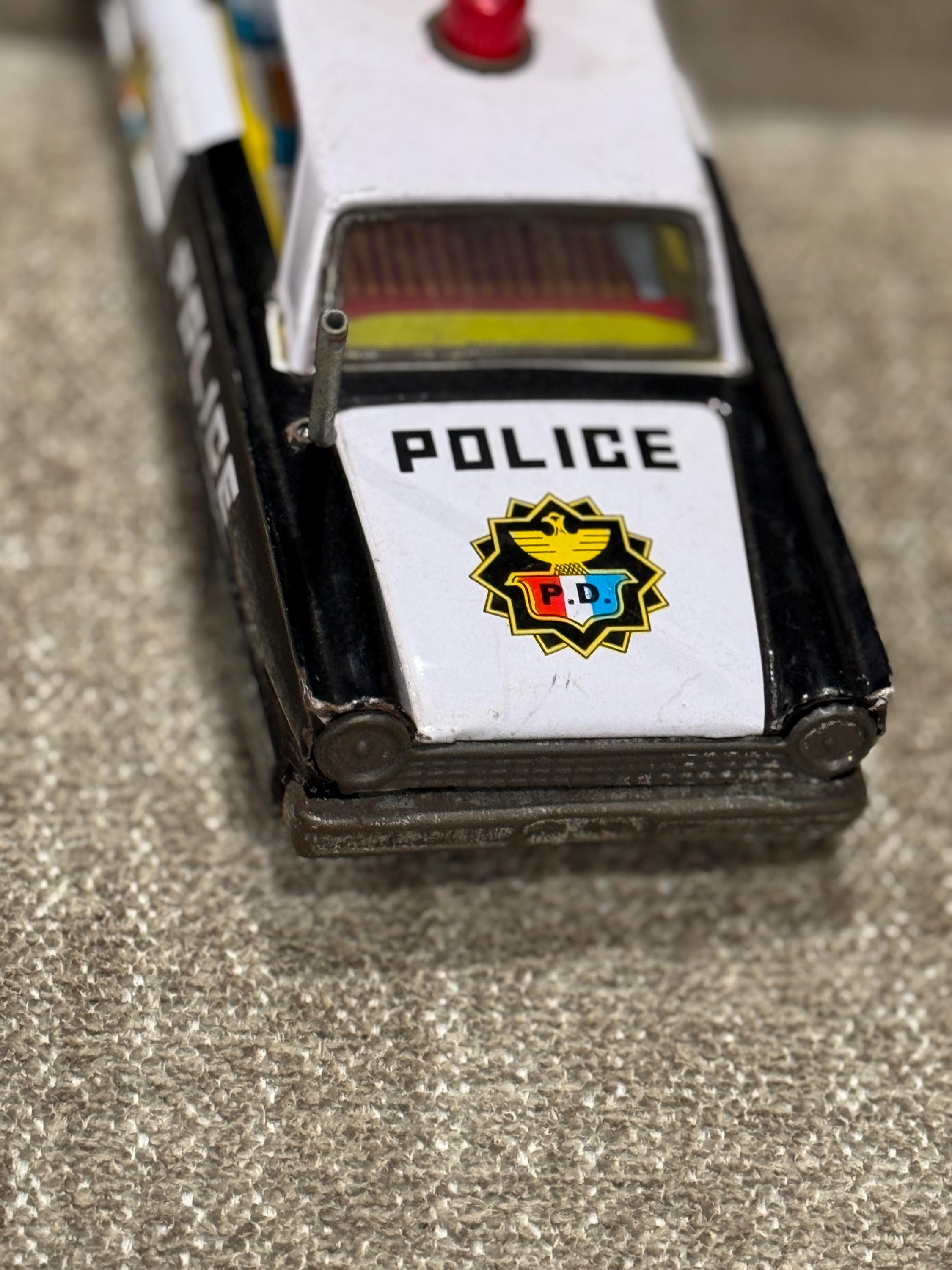 ICHIKO - Voiture en tôle  POLICE  CADILLAC - Collection
