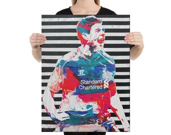 Könnte beinhalten: Ein farbenfrohes abstraktes Gemälde eines Fußballspielers in einem rot-weiß-blauen Trikot mit dem Schriftzug "Standard Chartered" auf der Vorderseite. Der Hintergrund ist ein schwarz-weiß gestreiftes Muster.