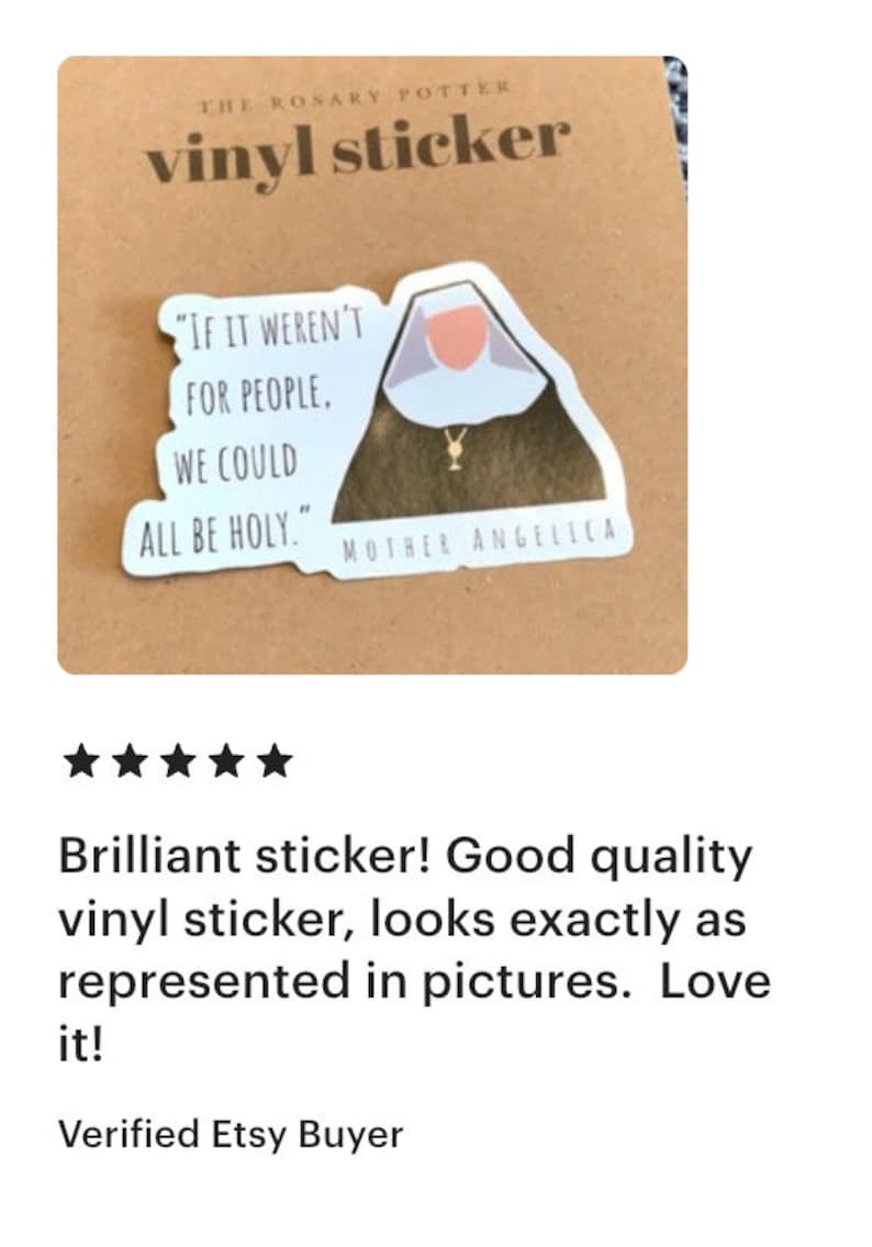 Puede incluir: Una pegatina de vinilo con una ilustraci&oacute;n estilizada de una monja con h&aacute;bito oscuro y velo blanco, que lleva un collar con una cruz dorada. El texto dice: "IF IT WEREN'T FOR PEOPLE, WE COULD ALL BE HOLY." y "MOTHER ANGELICA" en letra blanca.