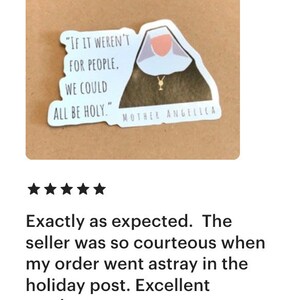 Puede incluir: Una pegatina de vinilo con la ilustraci&oacute;n de una monja con h&aacute;bito blanco y negro y un collar de cruz dorada. El texto dice "If it weren't for people, we could all be holy." y "Mother Angelica" en letras negras sobre fondo blanco.