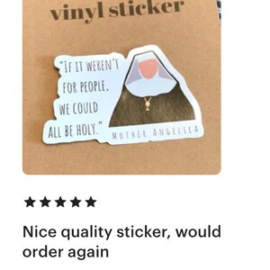 Puede incluir: Una pegatina de vinilo troquelada con la ilustraci&oacute;n de una monja con h&aacute;bito blanco y negro y un collar de cruz dorada. El texto dice "IF IT WEREN'T FOR PEOPLE, WE COULD ALL BE HOLY." y "MOTHER ANGELICA" en letras negras sobre fondo blanco.