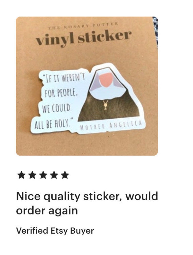 Puede incluir: Una pegatina de vinilo troquelada con la ilustraci&oacute;n de una monja con h&aacute;bito blanco y negro y un collar de cruz dorada. El texto dice "IF IT WEREN'T FOR PEOPLE, WE COULD ALL BE HOLY." y "MOTHER ANGELICA" en letras negras sobre fondo blanco.