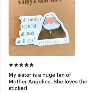 Puede incluir: Una pegatina de vinilo con la ilustraci&oacute;n de una monja con h&aacute;bito marr&oacute;n y velo blanco, con un collar de cruz dorada. El texto dice: "IF IT WEREN'T FOR PEOPLE, WE COULD ALL BE HOLY." y "MOTHER ANGELICA" en letras negras.