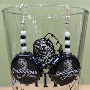 New England ME, NH, VT Craft Beer Bottle Cap Earrings Smuttynose-blk/white