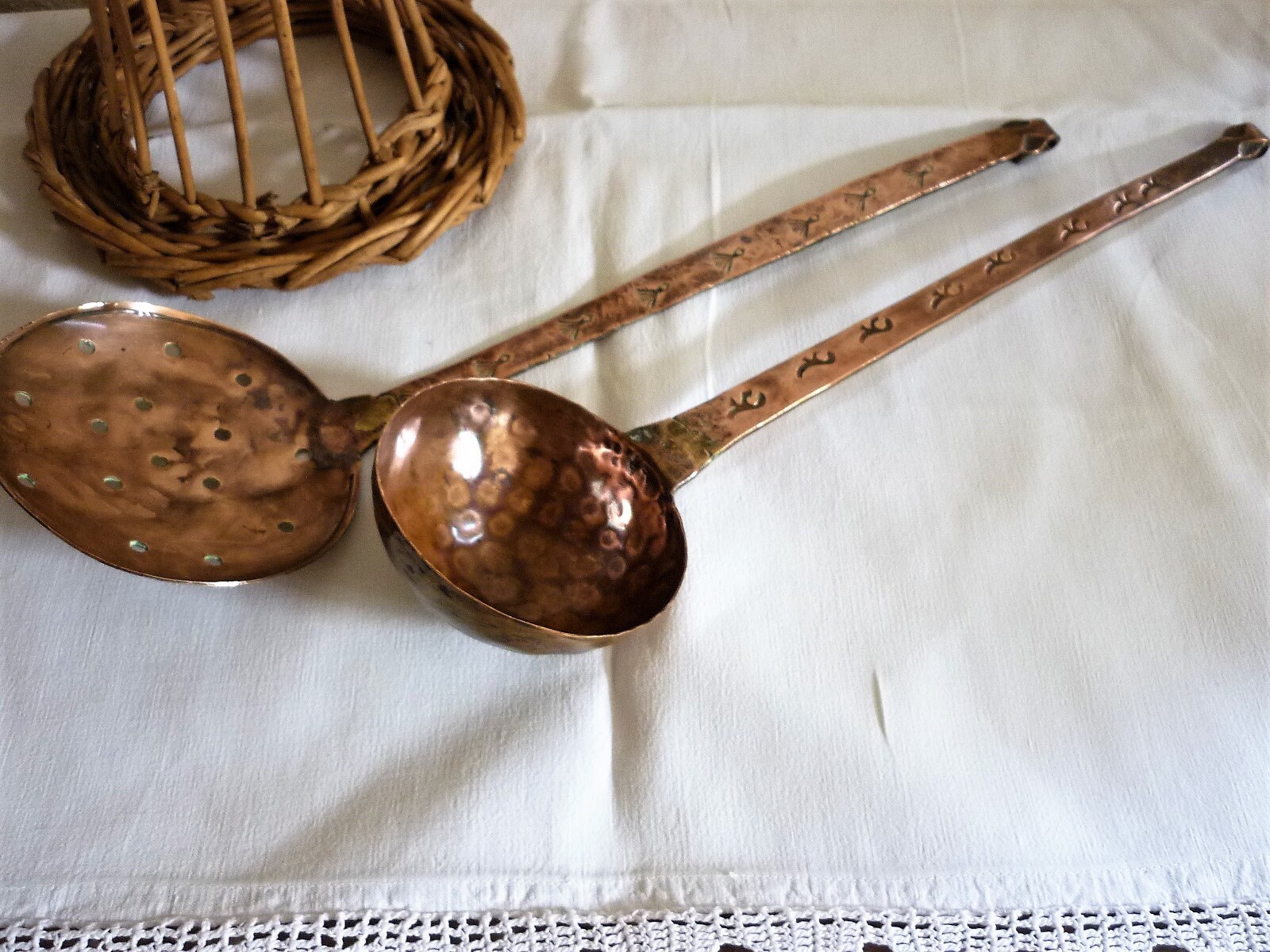 Rares Ustensiles de Cuisine Ecumoire et Louche en Cuivre Martelé Décoré Français Xviii