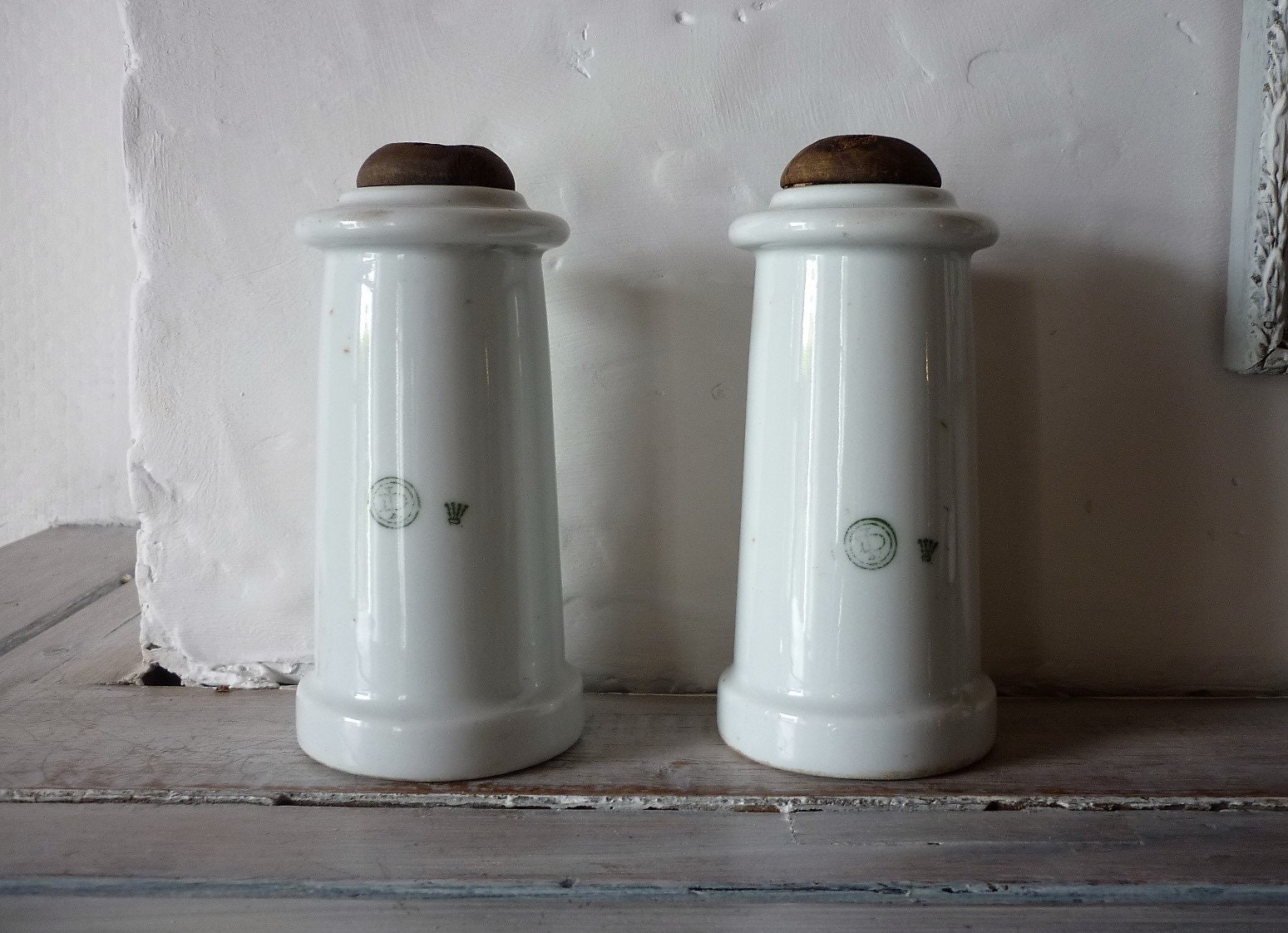 2 Très Grands Isolateurs Français Vintage Porcelaine et Bois Isolateur Telegraphe ou Ferroviaire Déc