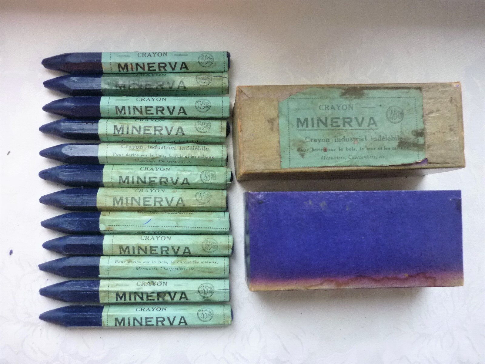 12 Crayons Anciens Indélébiles Minerva Dans La Boite d'origine