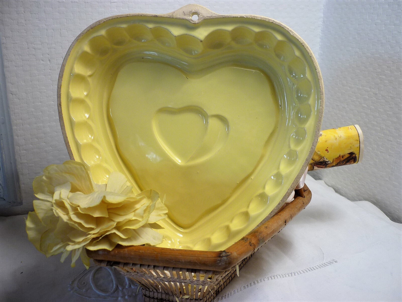 Joli Plat Vintage France Faience Jaune en Forme de Coeur Plat à Entremet Jelly Pudding Années 50