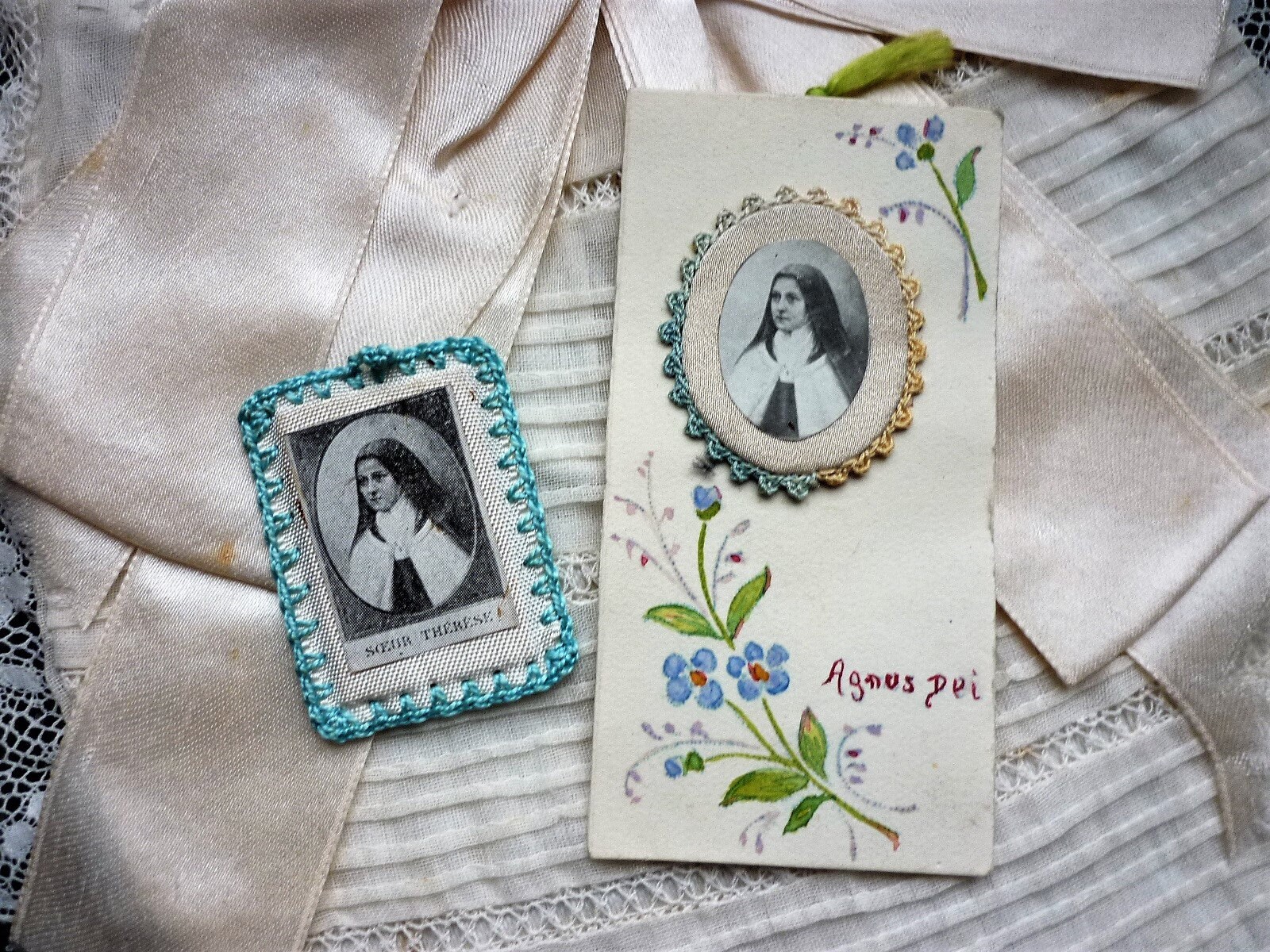 2 Reliquaires Scapulaires Sainte Therese Tissu Peinture Aquarelle