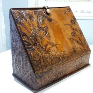 Wspaniałe francuskie biurko podróżne ze skóry tłoczonej, w stylu Art Nouveau.