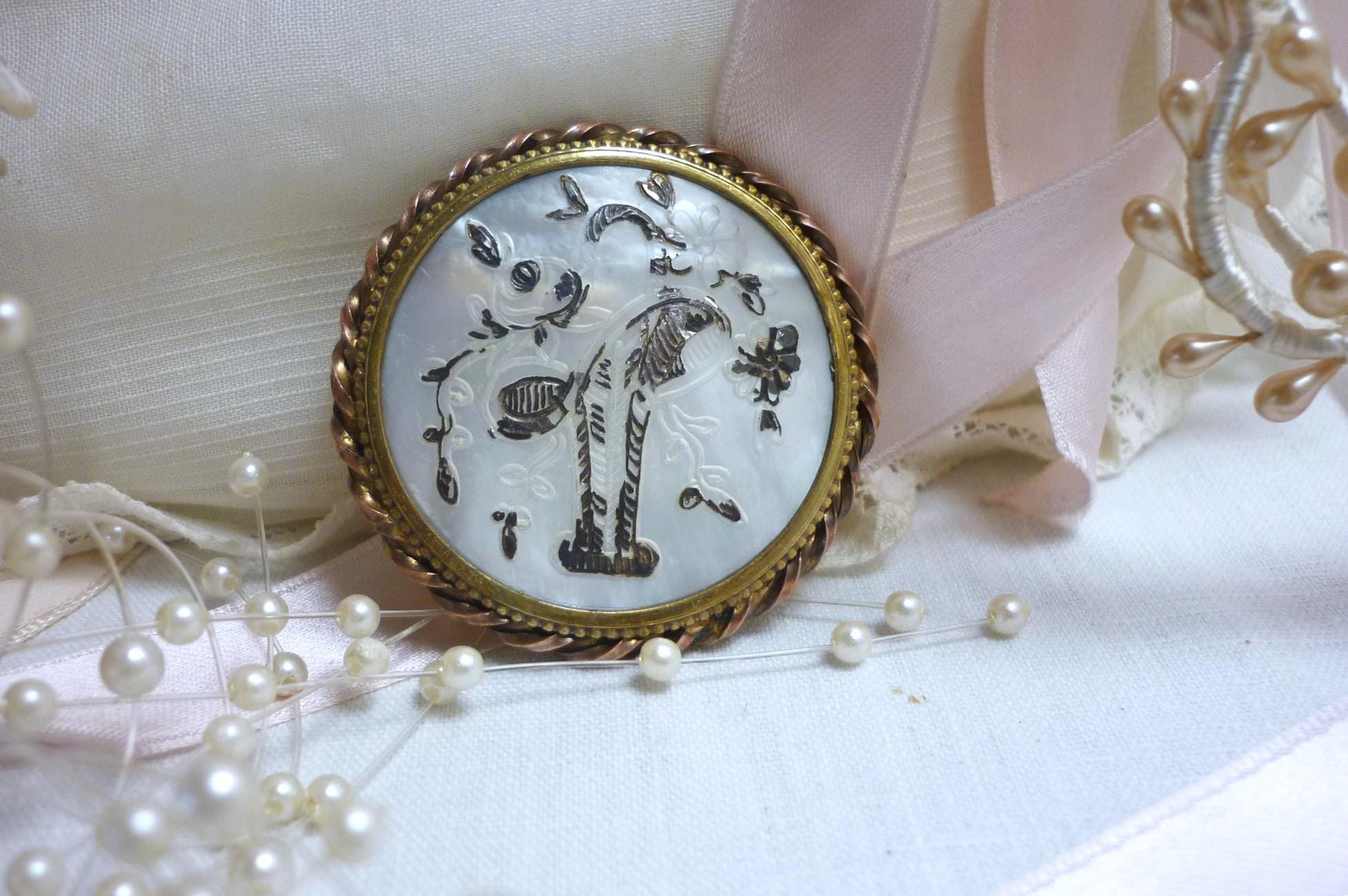 Broche Ancienne En Nacre – Vintage Française – Sans Marque – Bijou D’occasion