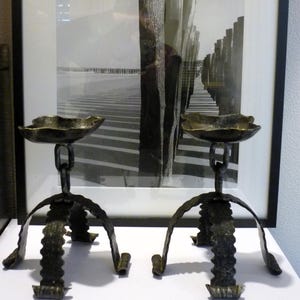 2 つのブルータリスト キャンドル ホルダー 手打ち錬鉄製 1960 年代 フランス