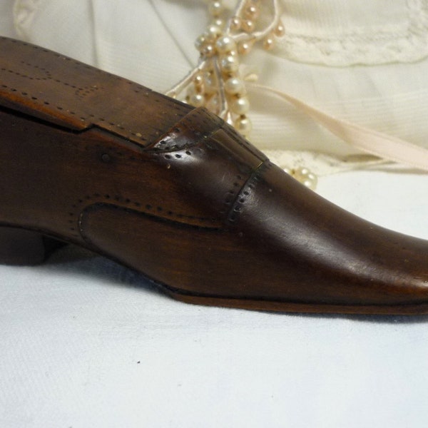 boite à priser  forme chaussure bois sculpté gravé XIX France tabatière ancienne