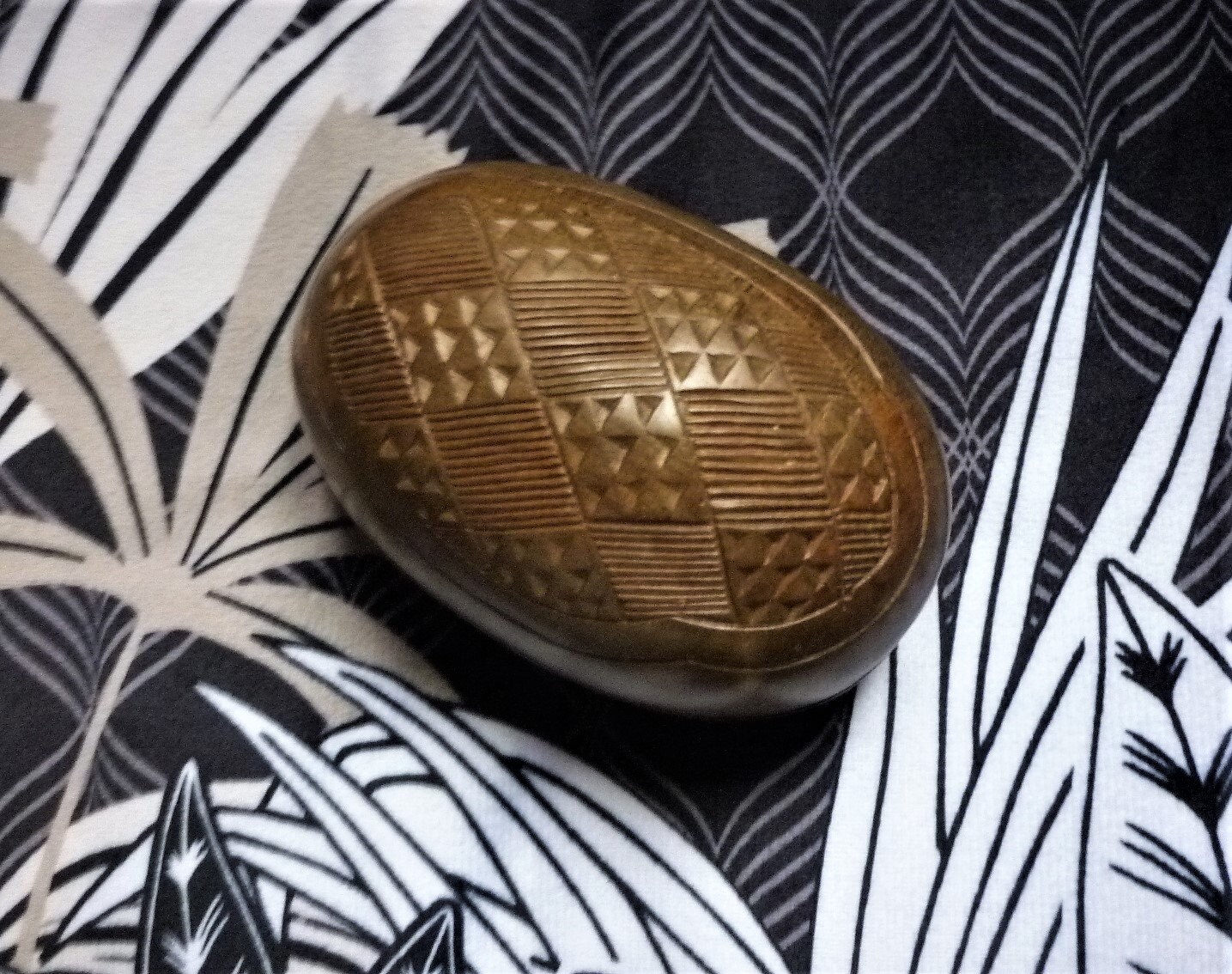 Boite Ancienne Bois Sculpté France en Forme d'oeuf Style Ethnique