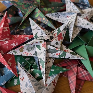 Stelle di origami di Natale ~ Set di 12 stelle di carta fatte a mano ~ Decorazione di carta con motivi natalizi ~ Stella di Natale in carta sostenibile