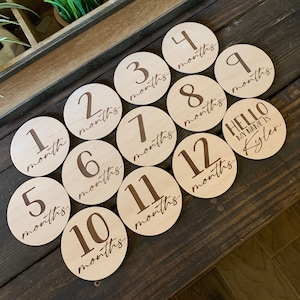 Bonjour je m'appelle bébé Cartes en bois Jalon || Faire-part de bébé ||Cadeau personnalisé pour baby shower ||Accessoire photo nouveau-né|| Jalons mensuels