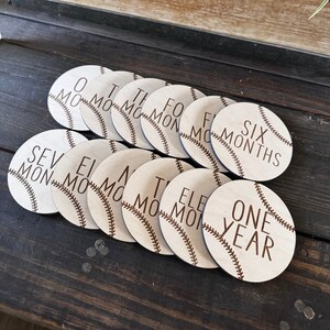 Tarjetas de madera con hitos de béisbol para bebés // Anuncio del nombre del bebé // Regalo personalizado para baby shower // Accesorio para fotos de recién nacidos // Hitos mensuales