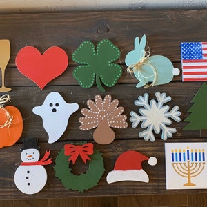 AUSSCHNITTE für Willkommen in unserem Haus Zeichen || Handgemachtes Schild|| Austauschbares Schild|| Weihnachtsschild|| Sportschild|| Etabliertes Holzschild||