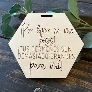 Letrero de madera grabado con texto en inglés "Por favor, no bese" en hexágono // Regalo para baby shower // Letrero para cochecito "Tus gérmenes son demasiado grandes para mí" // Etiqueta para asiento de automóvil