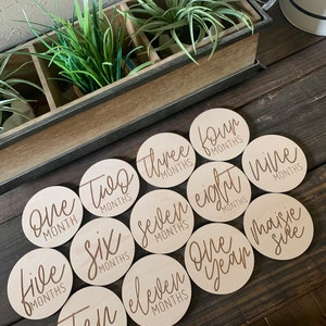 Cartes en bois cursives Baby Milestone || Faire-part de bébé ||Cadeau personnalisé pour baby shower ||Accessoire photo nouveau-né|| Jalons mensuels