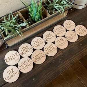 Cartes en bois Baby Milestone || Faire-part de bébé ||Cadeau personnalisé pour baby shower ||Accessoire photo nouveau-né|| Jalons mensuels