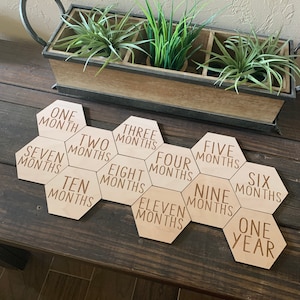 HEXAGON Baby Meilenstein Holzkarten || Baby Name Ankündigung ||Benutzerdefinierte Baby-Dusche-Geschenk ||Neugeborenen Foto Prop|| Monatliche Meilensteine