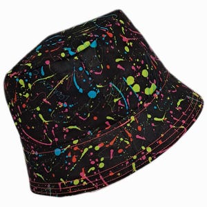 Vändbar buckethatt med färgstänkmönster. Ginghamhatt. Festivalhatt. Solhatt. Jackson Pollock. Stone Roses.