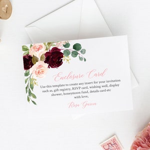 Puede incluir: Una plantilla de tarjeta de inclusión imprimible con un diseño floral con rosas burdeos y rosas y vegetación. El texto dice "Enclosure Card" e incluye instrucciones para usar la plantilla para crear inserciones para invitaciones. La tarjeta está firmada "Rosa Garcia".