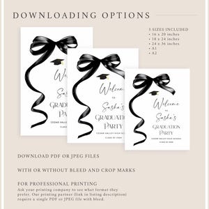 Pode incluir: Convite para festa de formatura imprim&iacute;vel com um la&ccedil;o preto e um chap&eacute;u de formatura. O convite diz "Bem-vindo &agrave; festa de formatura de Sasha" e inclui o nome da escola e o ano da turma. O convite est&aacute; dispon&iacute;vel em cinco tamanhos: 40,6 x 50,8 cm, 45,7 x 61 cm, 61 x 91,4 cm, A1 e A2.