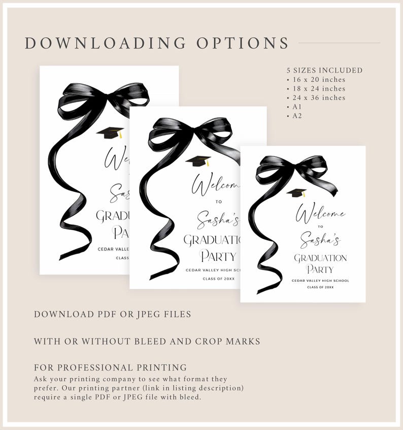 Pode incluir: Convite para festa de formatura imprim&iacute;vel com um la&ccedil;o preto e um chap&eacute;u de formatura. O convite diz "Bem-vindo &agrave; festa de formatura de Sasha" e inclui o nome da escola e o ano da turma. O convite est&aacute; dispon&iacute;vel em cinco tamanhos: 40,6 x 50,8 cm, 45,7 x 61 cm, 61 x 91,4 cm, A1 e A2.