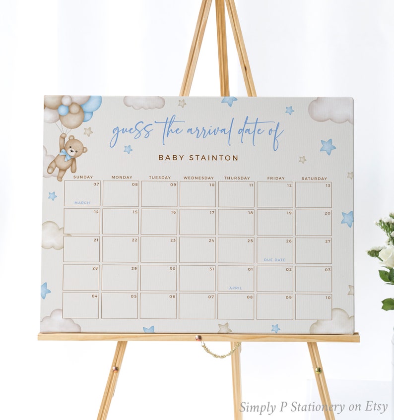 Op de afbeelding: Een lichtblauw en bruin baby shower-spelbord met een kalender waarop gasten de aankomstdatum van Baby Stainton kunnen raden. Het bord toont een cartoon teddybeer met blauwe ballonnen en sterren.