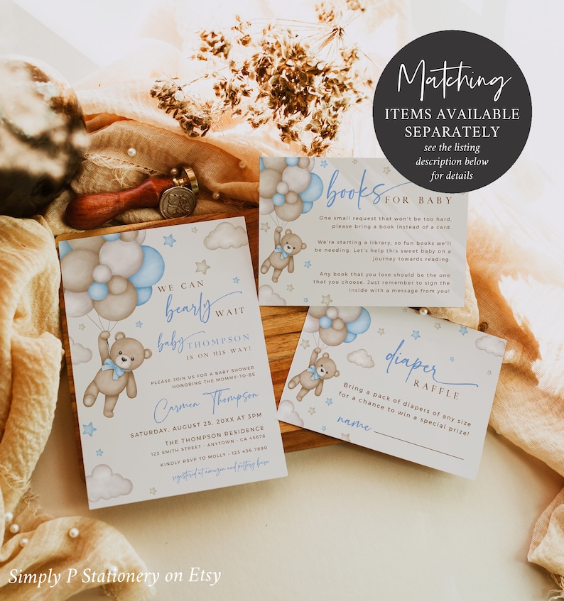Op de afbeelding: Een blauwe en bruine babyshower-uitnodiging met een teddybeer die ballonnen vasthoudt. De uitnodiging luidt "We kunnen nauwelijks wachten, baby Thompson is onderweg!" en bevat de datum, tijd en locatie van de babyshower. De uitnodiging bevat ook een luiervlootkaart met een teddybeer die ballonnen vasthoudt en de tekst "luiervloot".