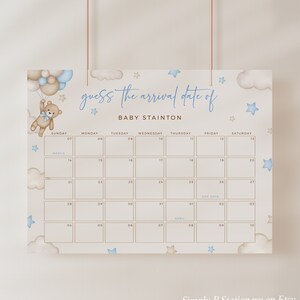 Op de afbeelding: Een printbaar babyshower-spel met een kalender waarop een teddybeer ballonnen vasthoudt. De kalender is bedoeld om de aankomstdatum van Baby Stainton te raden. De kalender is versierd met wolken en sterren.