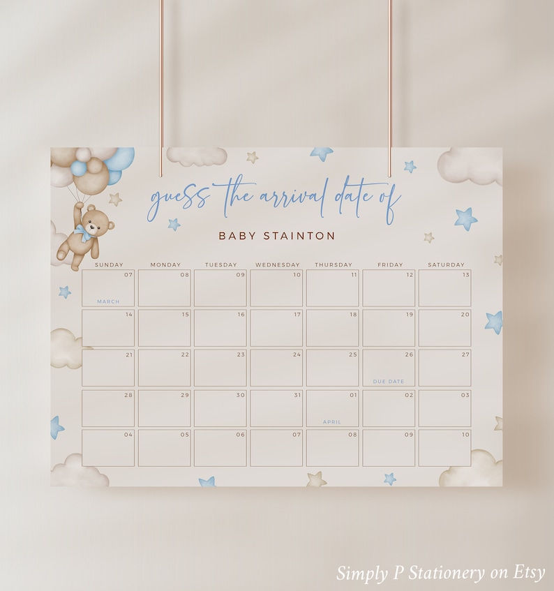 Op de afbeelding: Een printbaar babyshower-spel met een kalender waarop een teddybeer ballonnen vasthoudt. De kalender is bedoeld om de aankomstdatum van Baby Stainton te raden. De kalender is versierd met wolken en sterren.