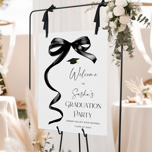 Pode incluir: Um cartaz branco com texto preto e um la&ccedil;o preto com um chap&eacute;u de formatura no topo. O cartaz diz "Bem-vindo &agrave; festa de formatura de Sasha Cedar Valley High School Classe de 20XX".
