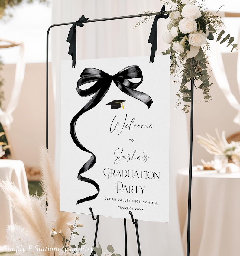 Pode incluir: Um cartaz branco com texto preto e um la&ccedil;o preto com um chap&eacute;u de formatura no topo. O cartaz diz "Bem-vindo &agrave; festa de formatura de Sasha Cedar Valley High School Classe de 20XX".