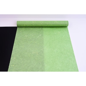K&ouml;nnte beinhalten: Eine Rolle gr&uuml;nes Seidenpapier mit einer dezenten Textur. Das Papier ist abgewickelt und hat eine hellgr&uuml;ne Farbe.