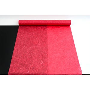K&ouml;nnte beinhalten: Eine Rolle rotes Seidenpapier mit einer strukturierten Oberfl&auml;che. Eine Seite des Papiers hat eine ausgepr&auml;gtere Struktur als die andere.
